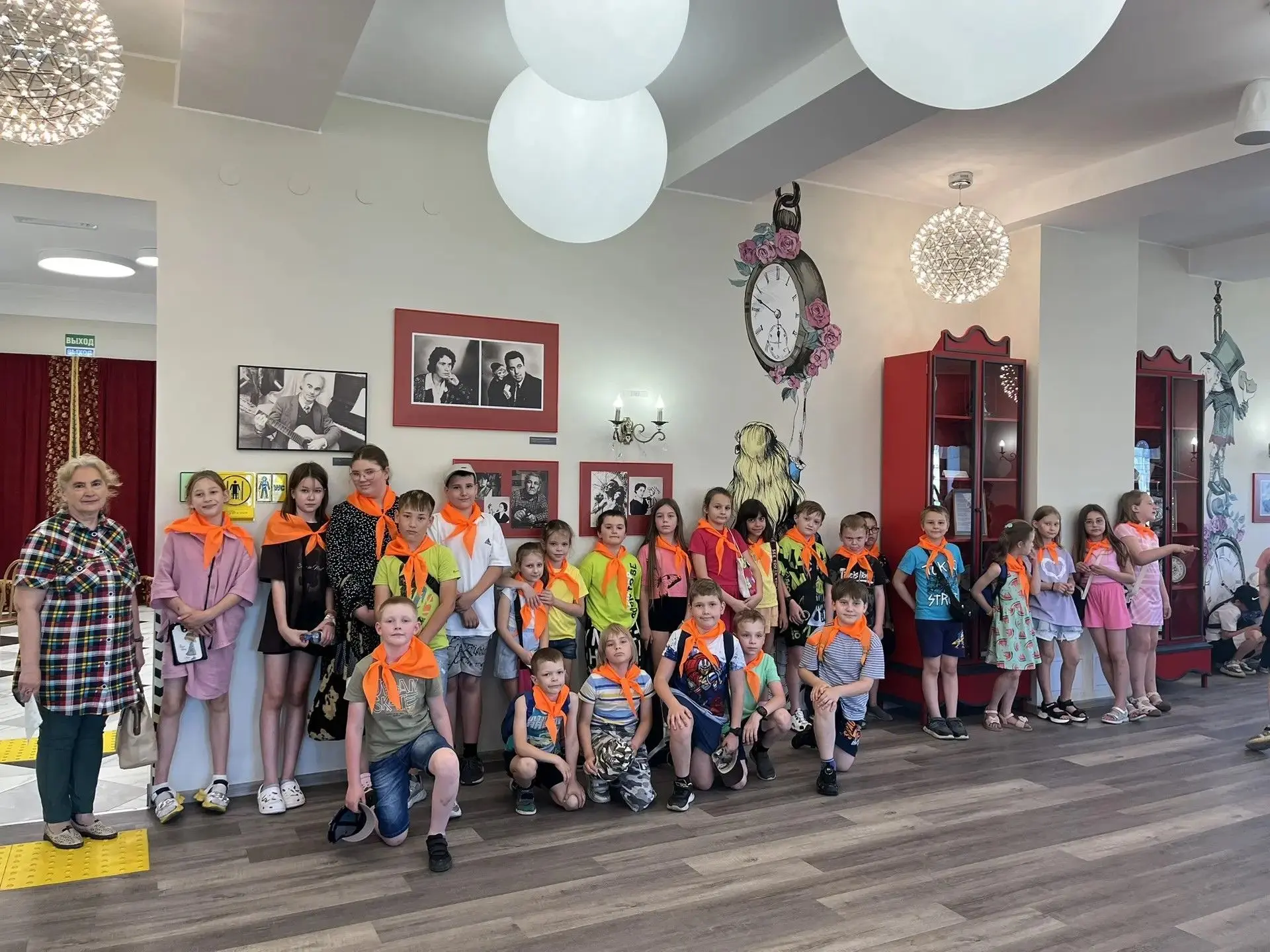 🎭💛 Наши впечатления от театра кукол! 💛🎭

Наша школа отправилась на волшебный спектакль «Приключе