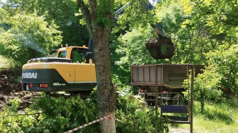 🚧 Продолжаются работы по очистке придомовой территории по пр. Химиков, 9

✅ Специалисты продолжают 