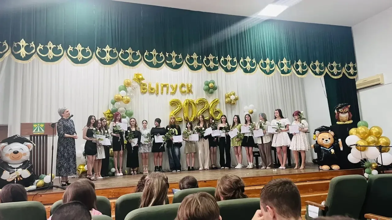 🎓 Творческий путь длиною в детство: в Детской школе искусств Крымска прошел выпускной вечер! 
 
Вот