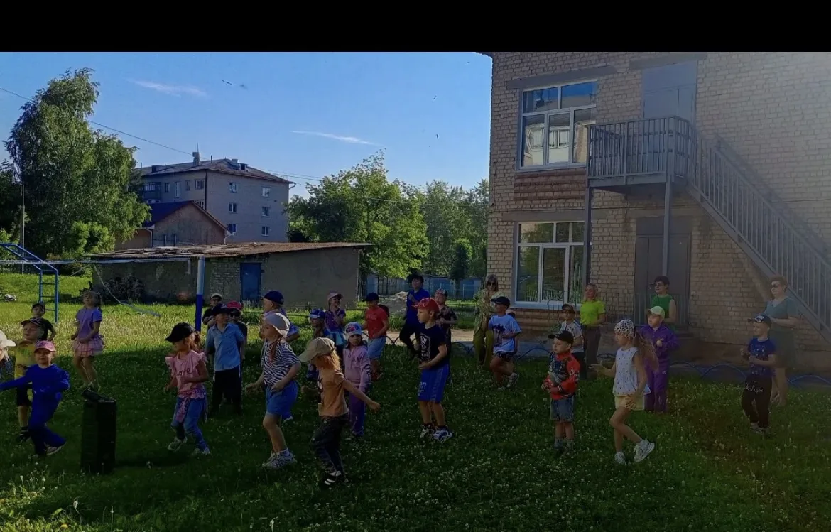 "Ярмарка игровых идей "
🇷🇺 Утро сегодняшнего дня началось необычно, для детей и родителей!
На терр