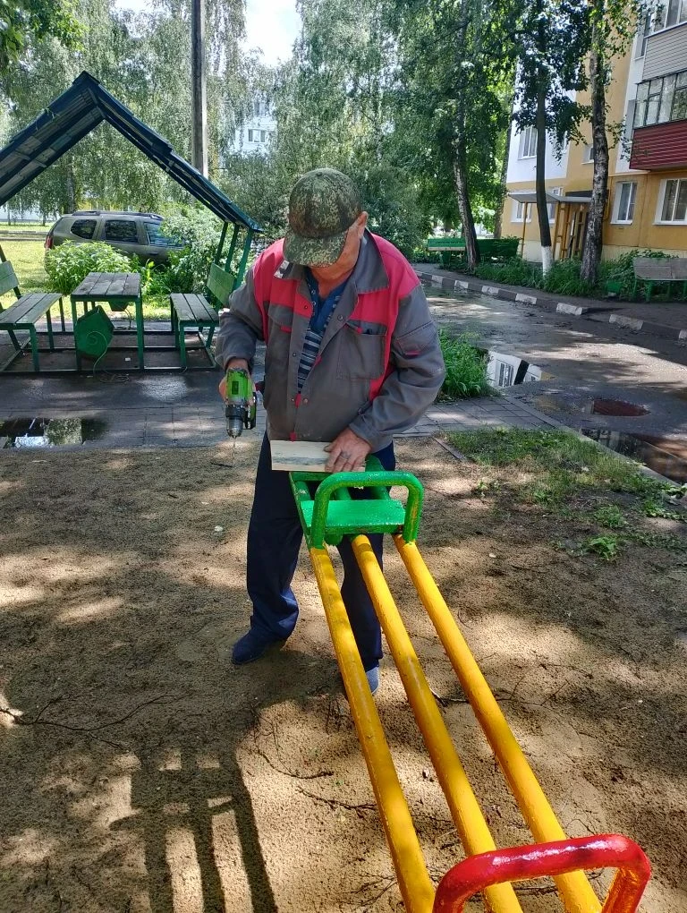 Сегодня специалисты управляющей компании провели плановые работы на детских площадках: отремонтирова