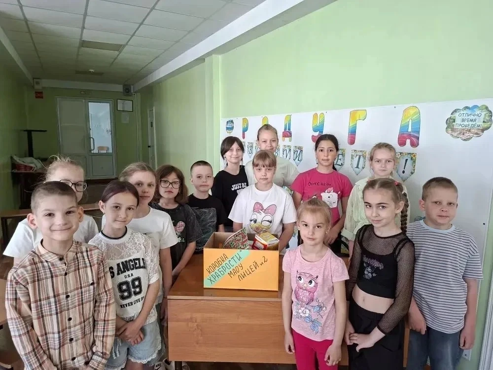 Воспитанники летнего оздоровительного лагеря «Радуга», размещенного на базе МАОУ Лицей №2, дружно от
