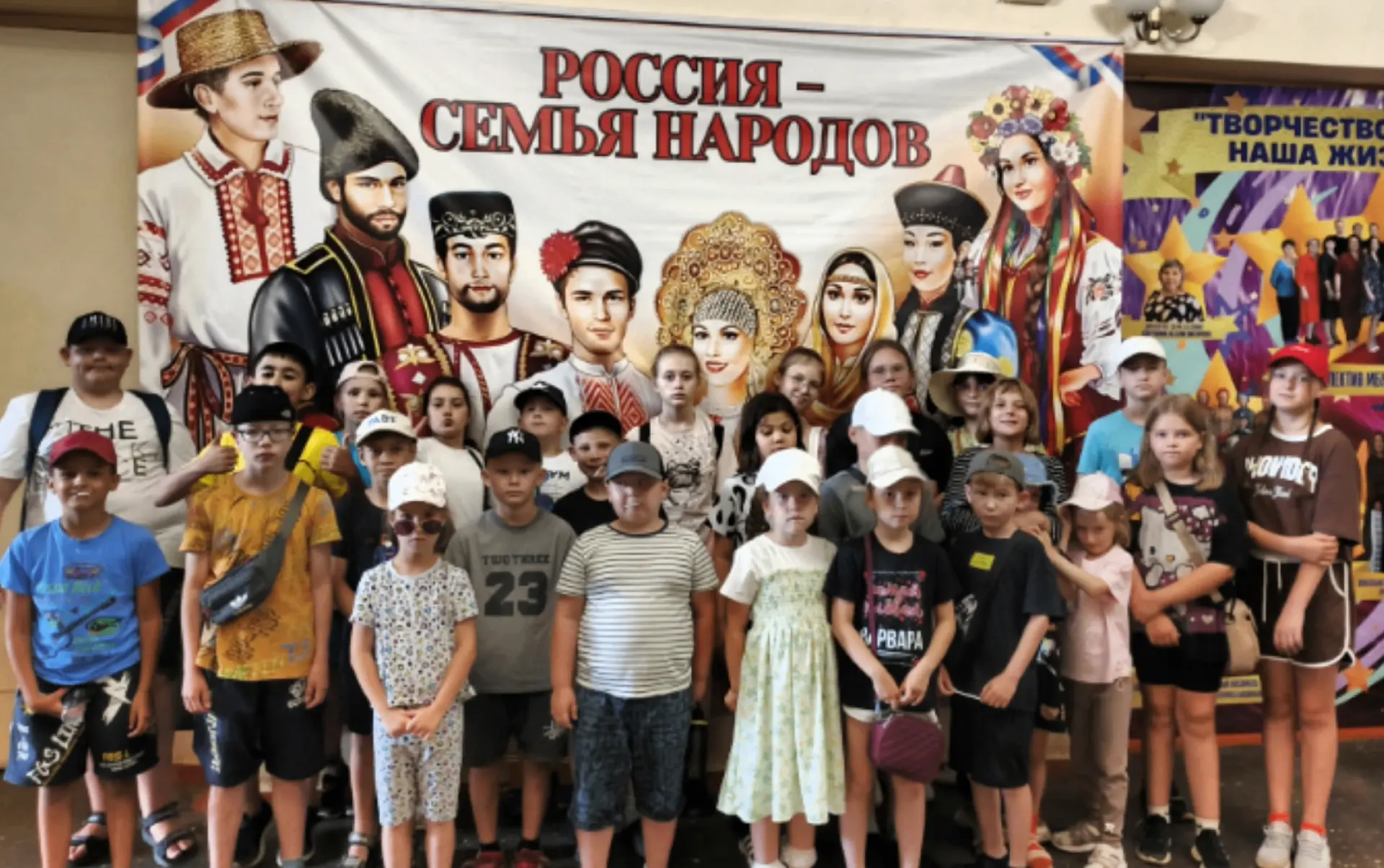 Шум, гам и море улыбок! Сегодня наш Дворец культуры принимал самых заряженных гостей — детский лагер
