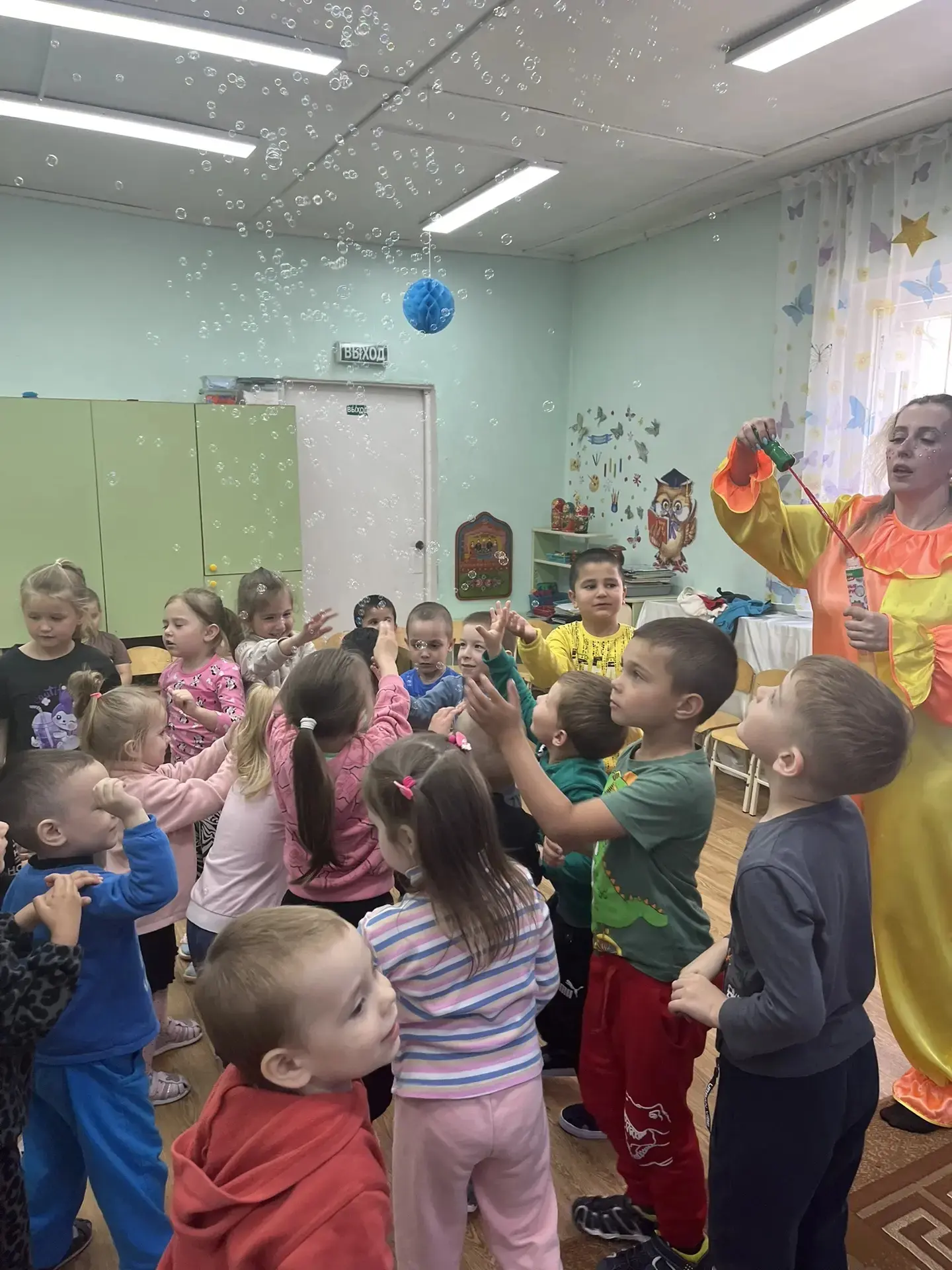 Недавно в нашем детском саду был проведен праздник для ребят.
1  июня самый первый день самого тёпло