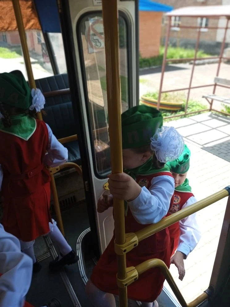 🚌 Теория — это основа, но настоящая школа дорожного движения начинается на практике! 🚸

Руководите