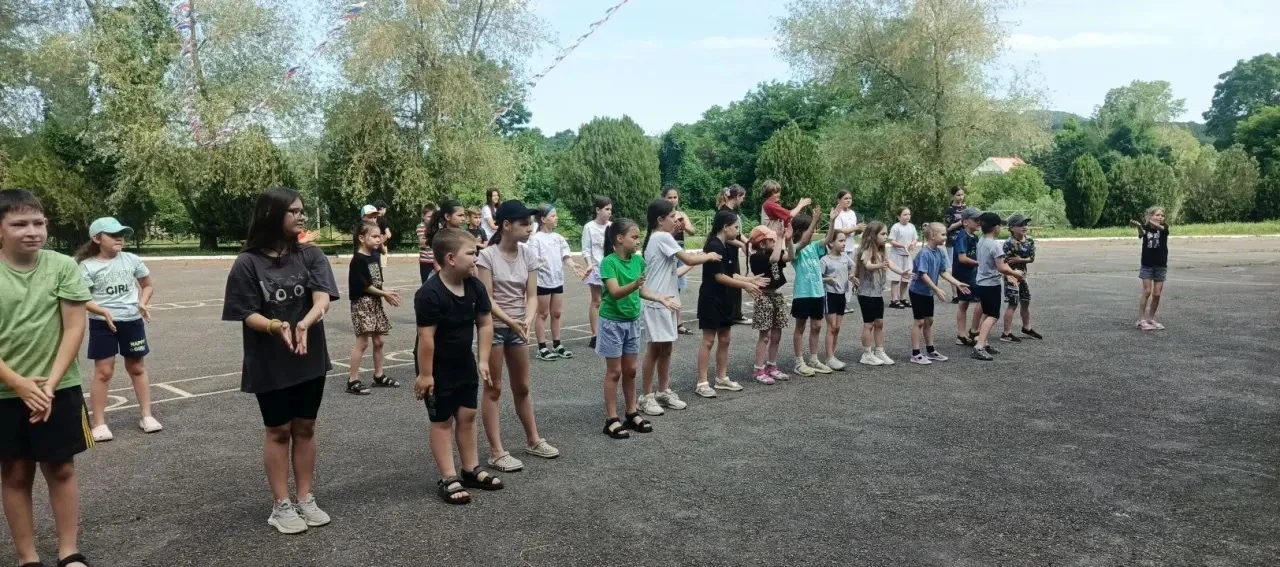 ☀️ День 14 в школьном лагере «Солнышко»! ☀️

Сегодня было столько смеха и музыки, что, кажется, даже