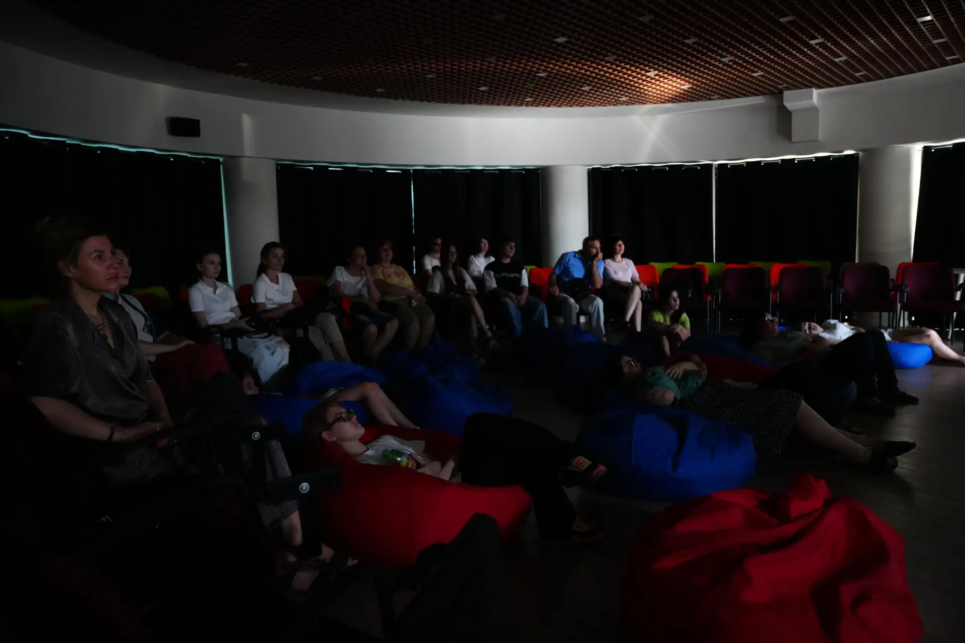 Киновечер с королём поп-музыки 🍿

Вчера в Доме молодежи состоялся кинопросмотр самого ожидаемого фи