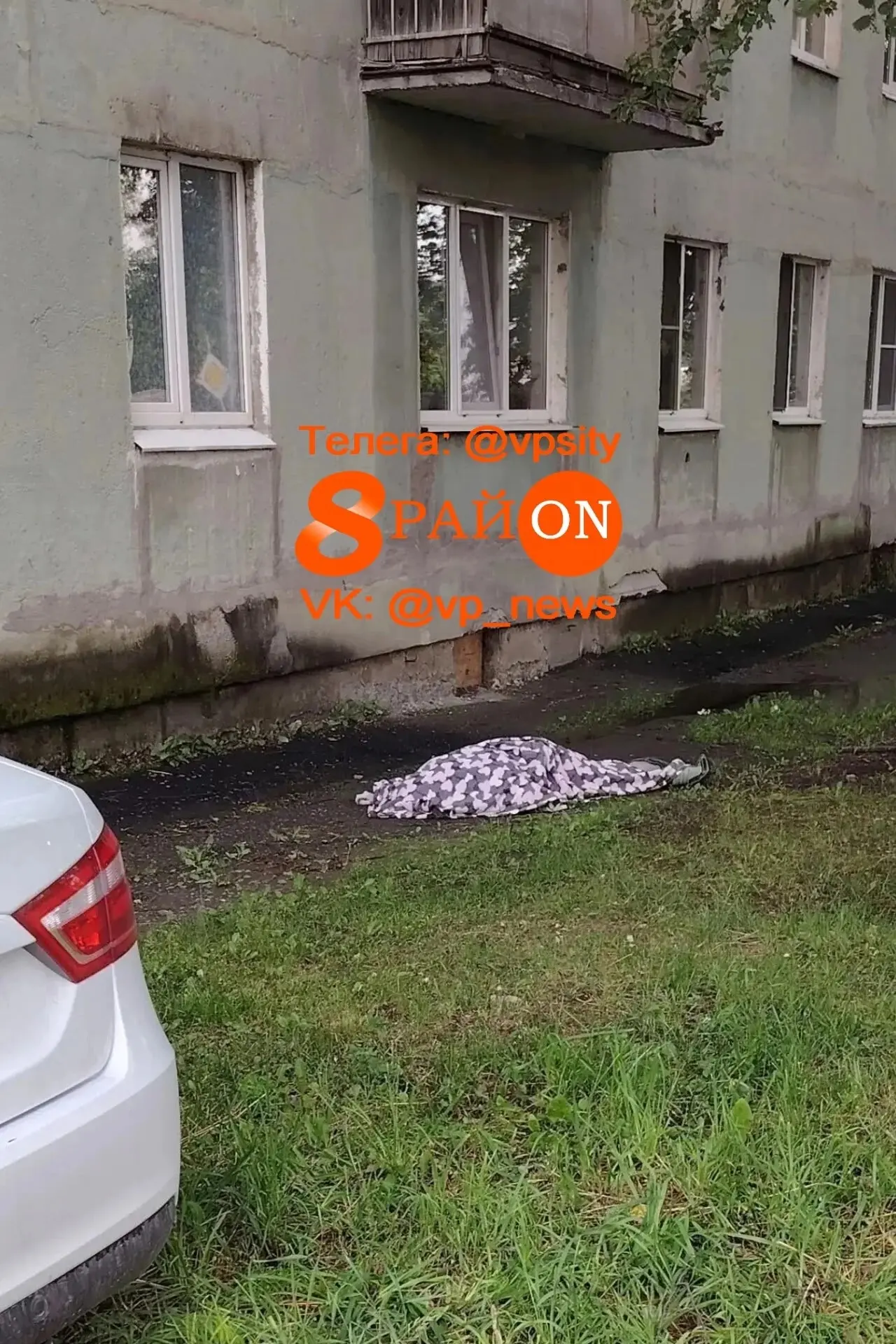 Бабушка выпала с балкона в Среднеуральске на Уральской 2.