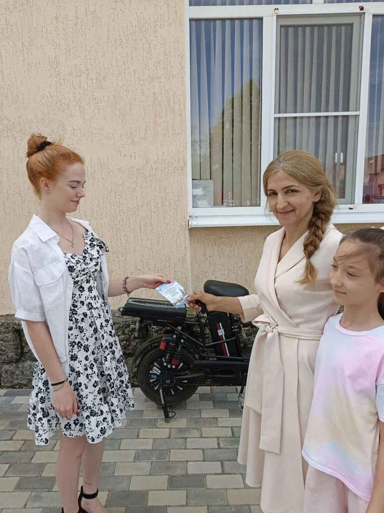 Ко Дню России наша библиотека провела патриотическую акцию! Читателям вручили тематические буклеты «