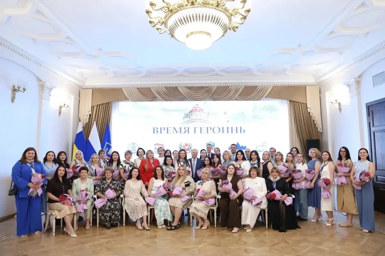 Принял участие в мероприятии по подведению итогов первого проекта «Время героинь».
Проект инициирова