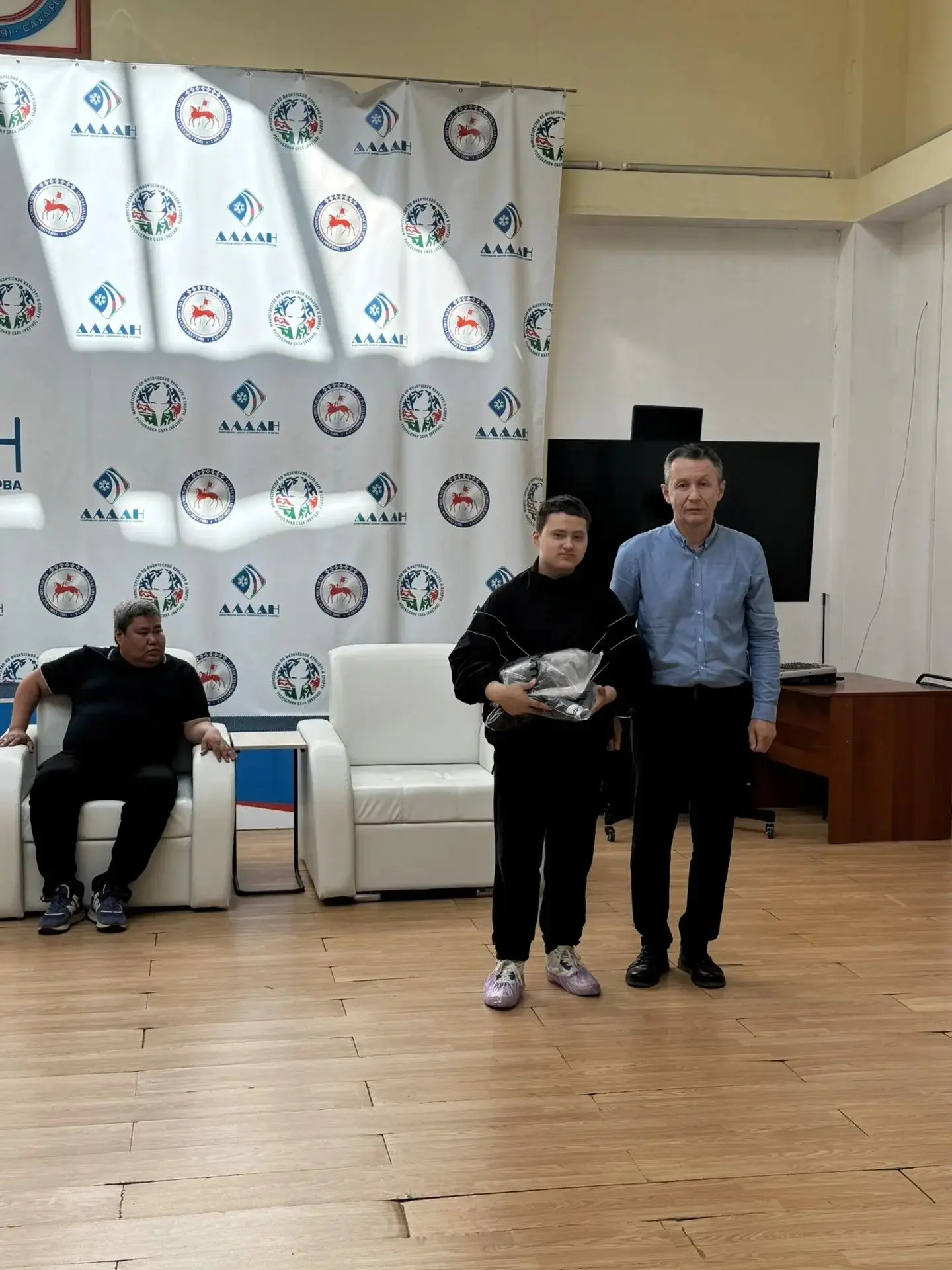 В спортивной школе олимпийского резерва «Алдан» состоялось торжественное вручение спортивной формы д