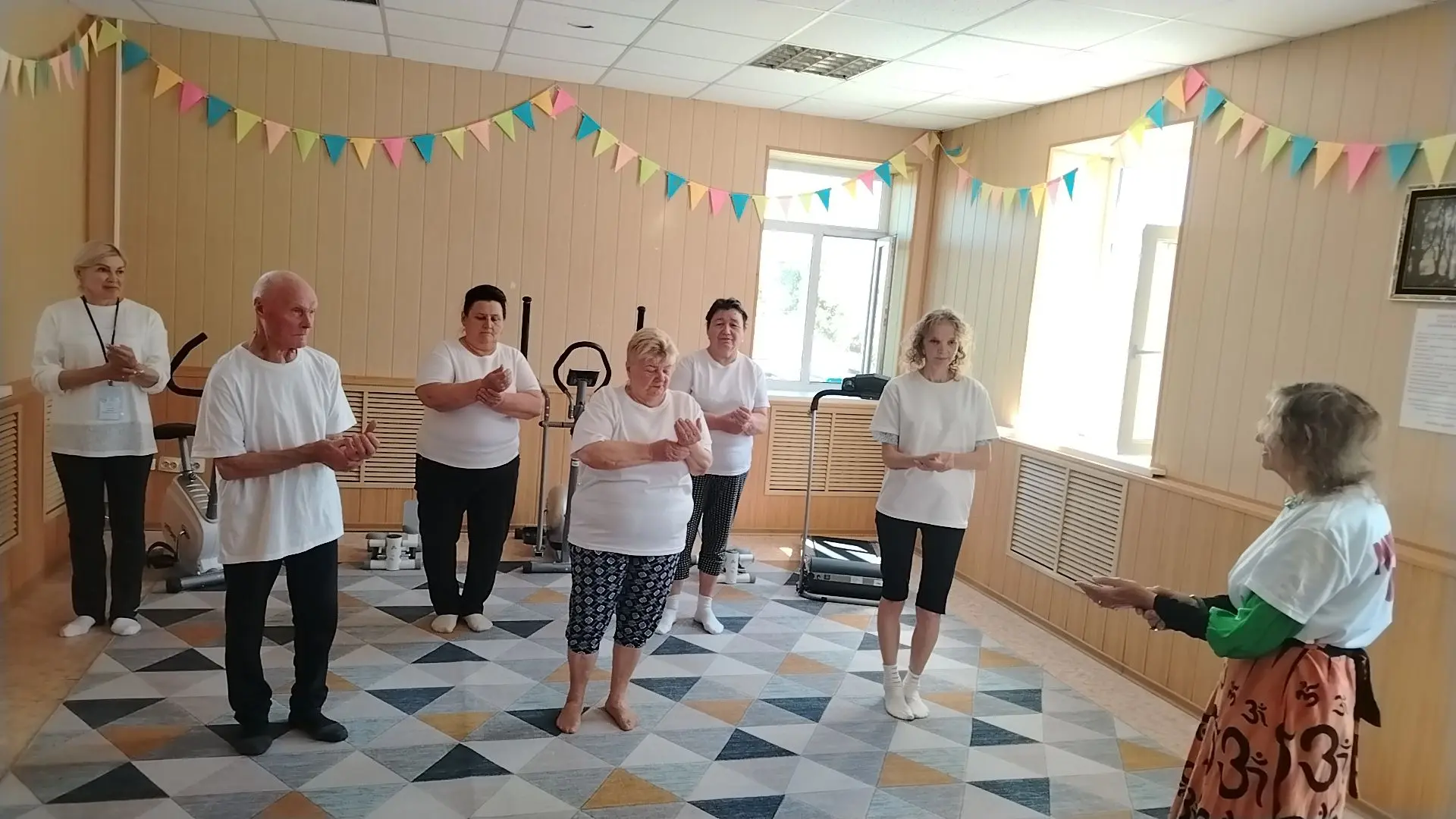 Йога помогает пенсионерам Романовского района быть здоровыми
 
     Получатели социальных услуг  Ром
