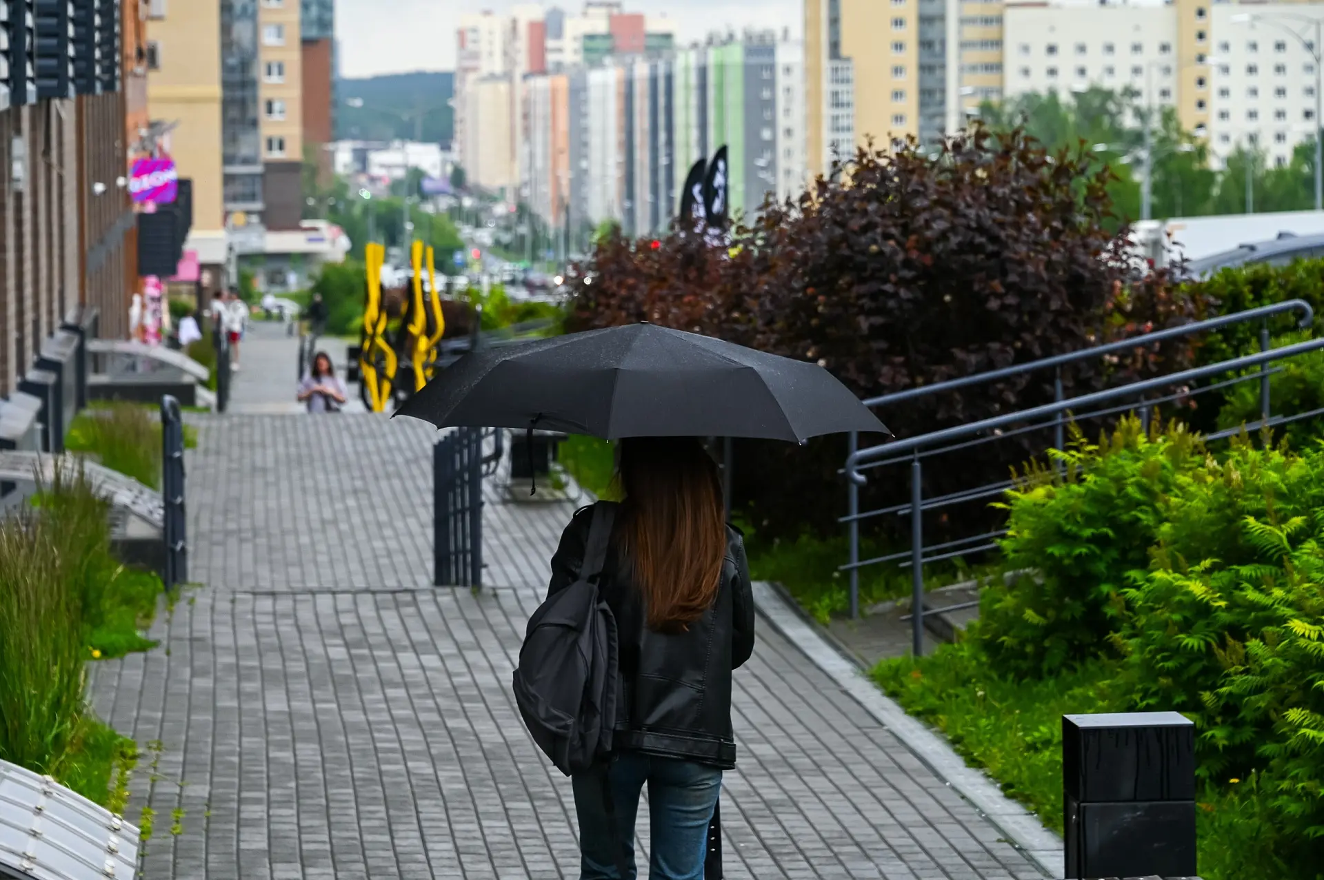 🌧 Дождливый день в Ньютоне

Спонсор этого лета — дождь. Мокрые улицы, зонтики, отражения в лужах, с