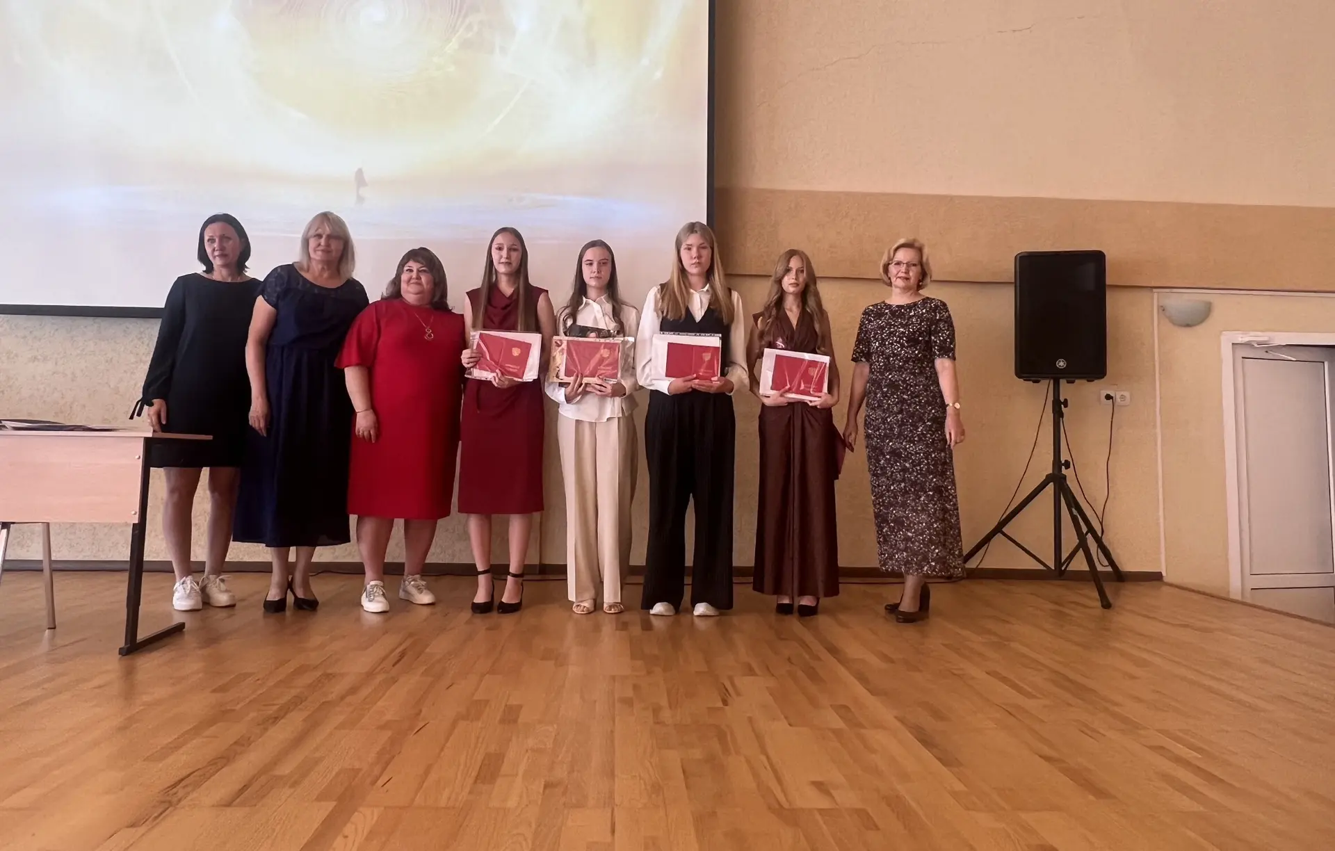 🌟Сегодня, 2 июля, состоялась торжественная церемония вручения аттестатов учащимся 9 классов. 
Позад