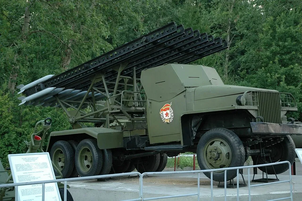 🚀 Эволюция РСЗО: от «Катюши» до умного оружия

Системы залпового огня прошли долгий путь. Раньше гл