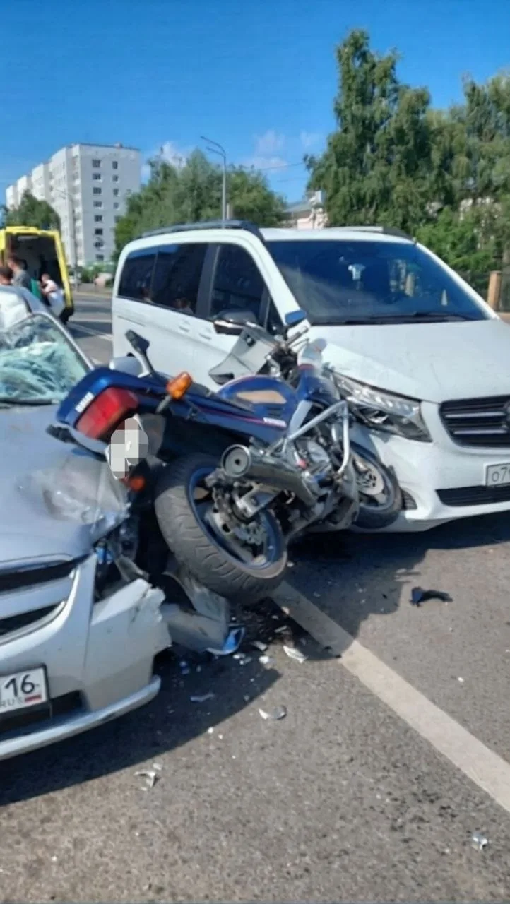 Жесткое ДТП с мотоциклом в Казани

На Назарбаева мототранспорт буквально повис между двумя автомобил