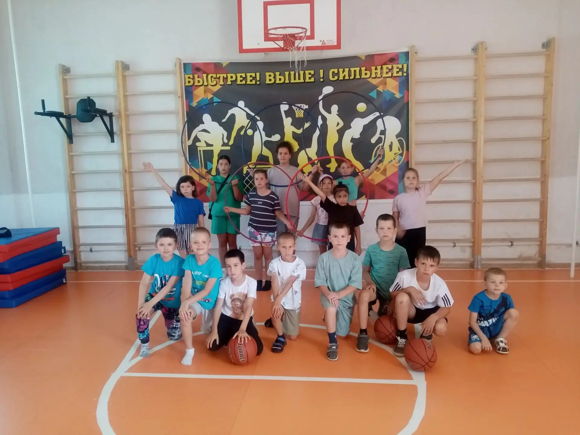 Спортивный день в «Ровеснике»! ⚽⛹️‍♀️ Утро началось с зарядки, затем — погружение в историю Олимпиад