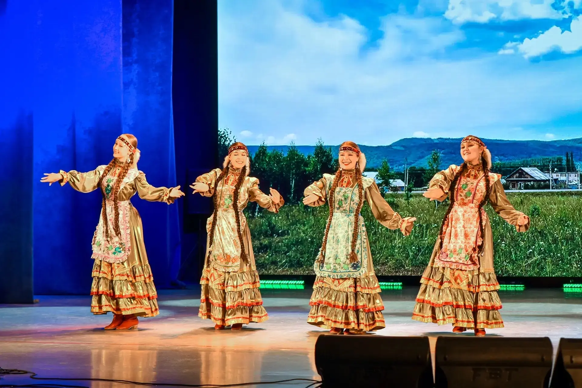🥳Сегодня на каждой городской площадке — праздник! И настроение уфимцам и гостям города создают твор