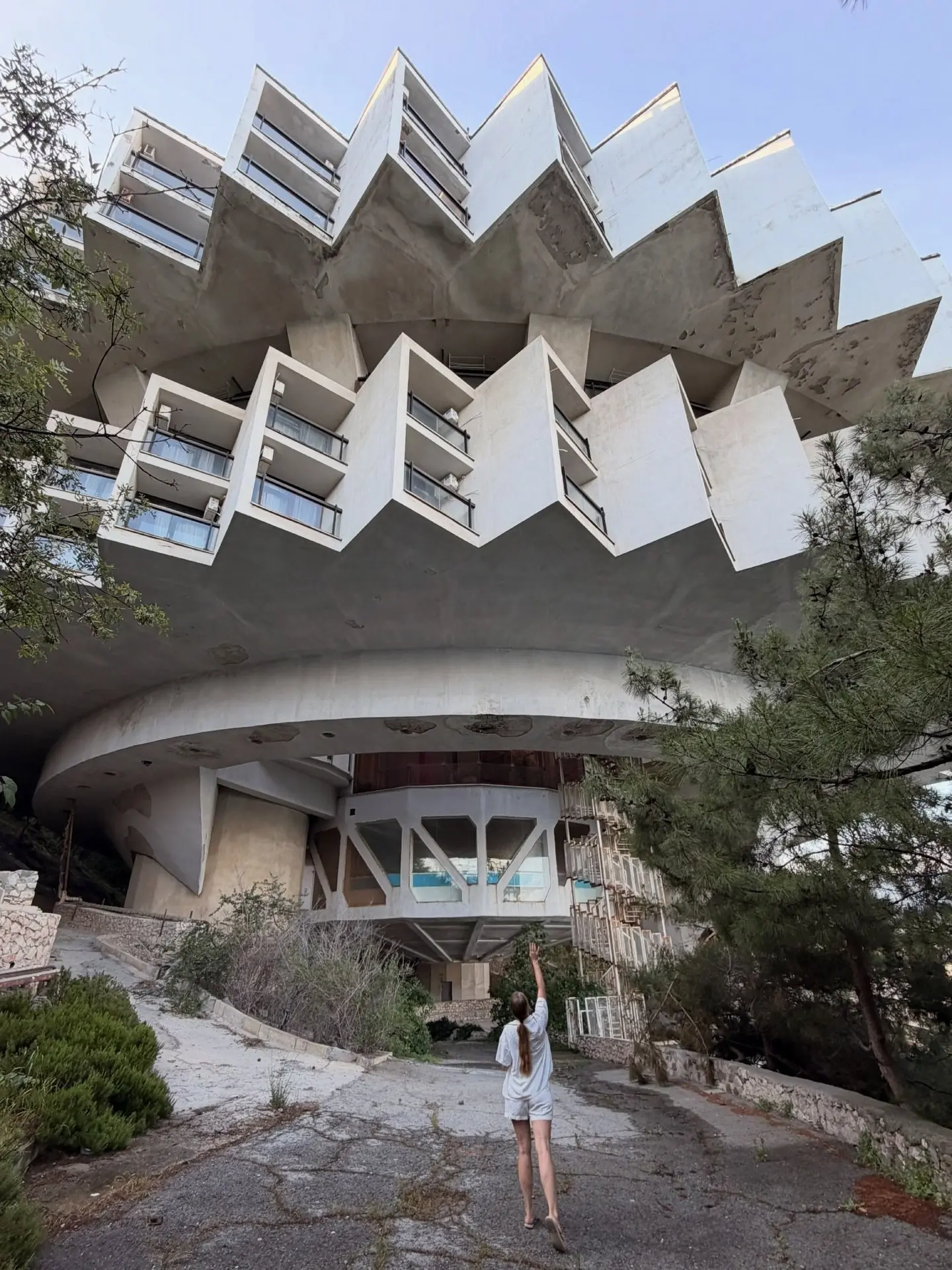 «Летающая тарелка» 
на берегу Крыма 🛸

На Южном берегу Крыма, между Ялтой и морем, уже сорок лет ст