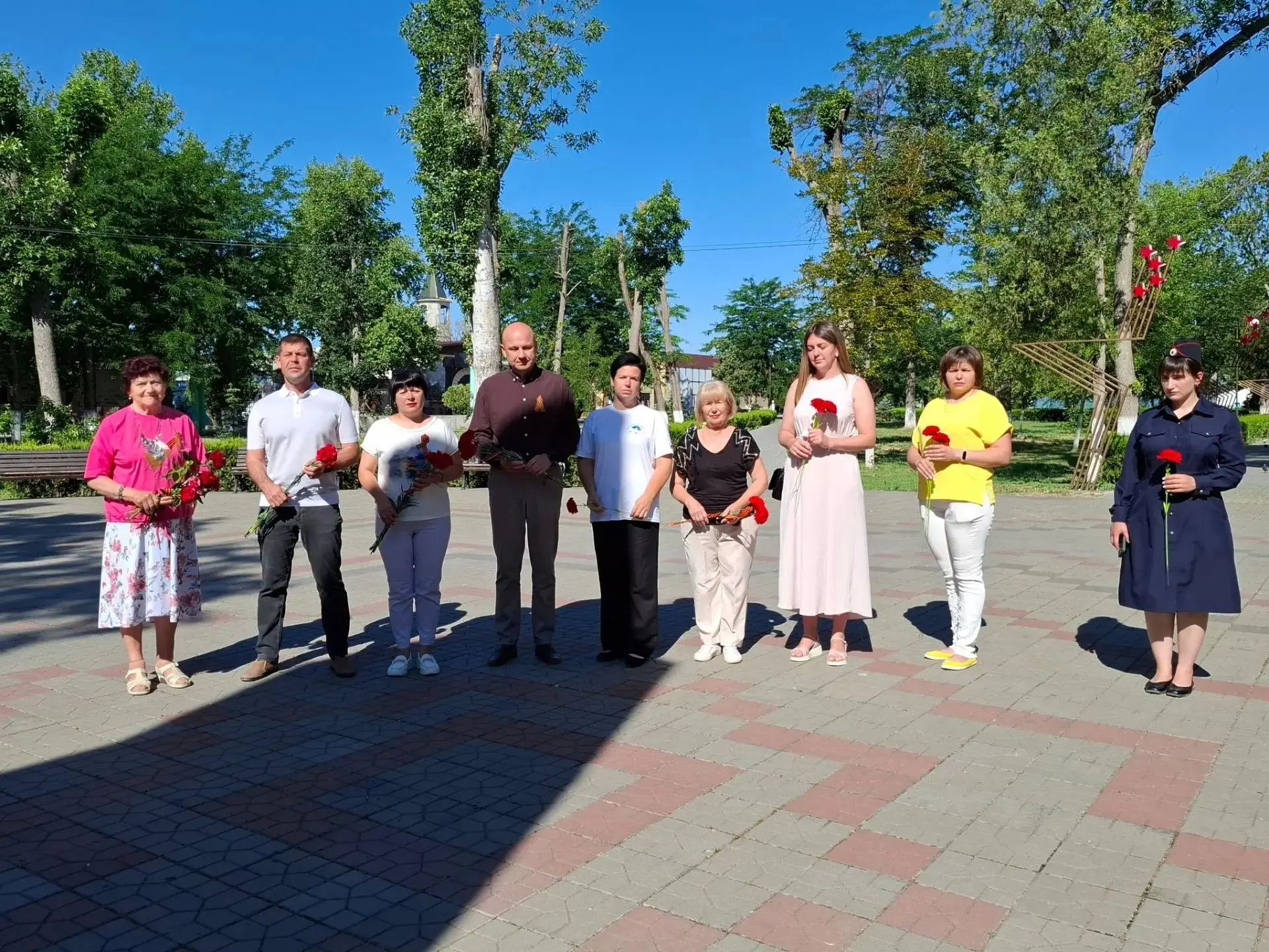 Сегодня, в День памяти и скорби, на площади у памятника Воину-освободителю состоялась церемония возл