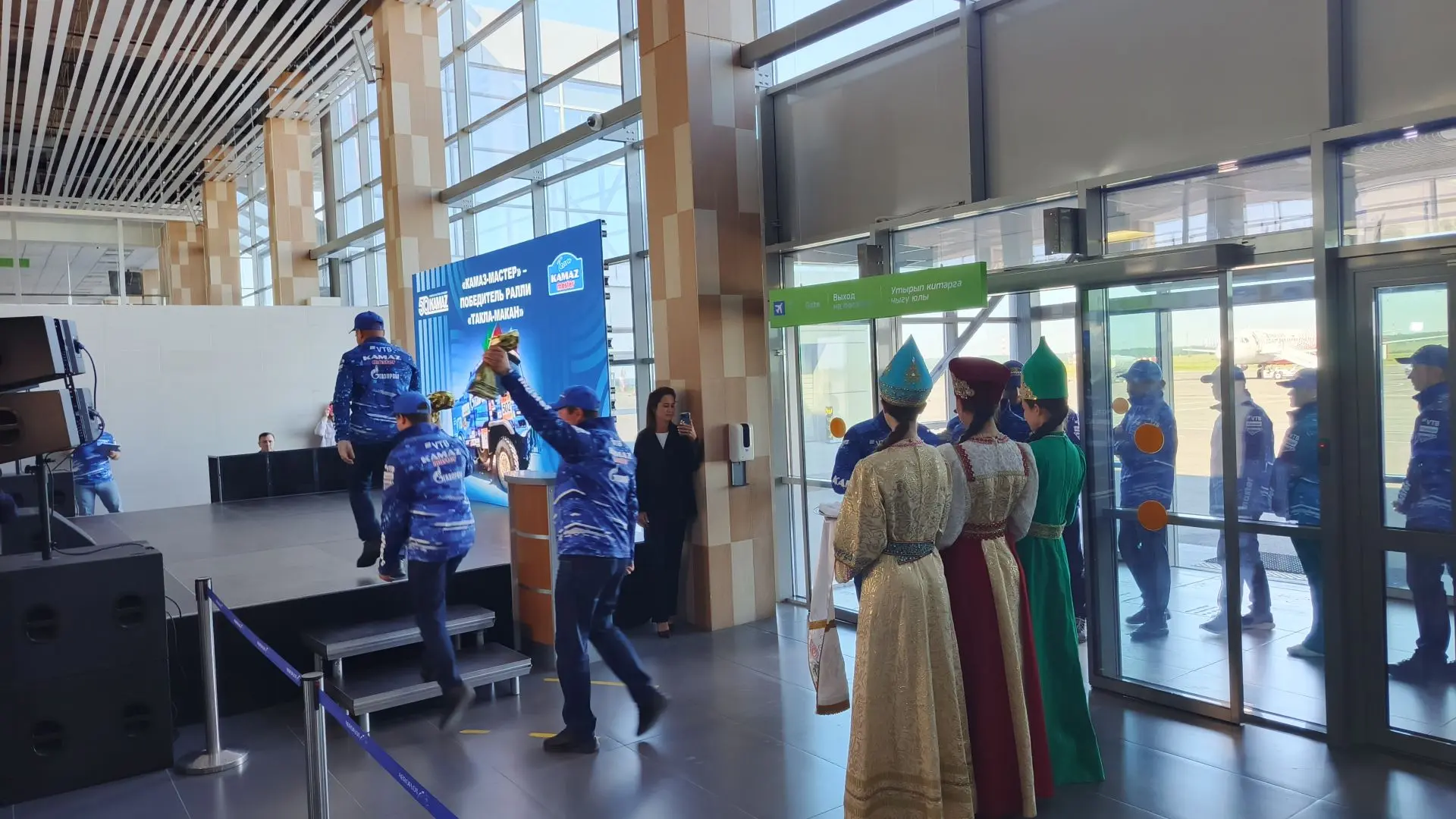🏁 «КАМАЗ-мастер» покорил пустыню Такла-Макан — с победой дома!

Сегодня в аэропорту Нижнекамска (Бе