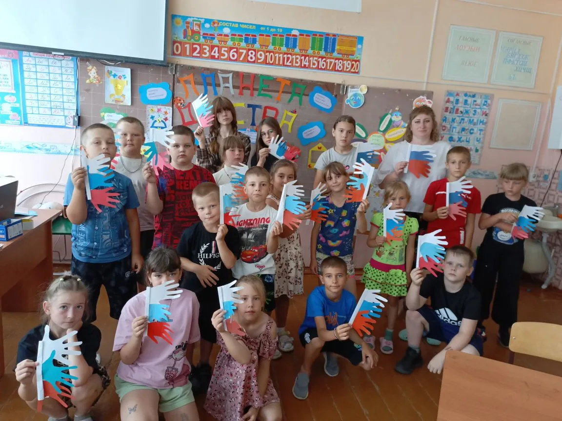 В рамках Всероссийской акции Движения Первых "Родиной Горжусь" в нашем пришкольном лагере прошел мас