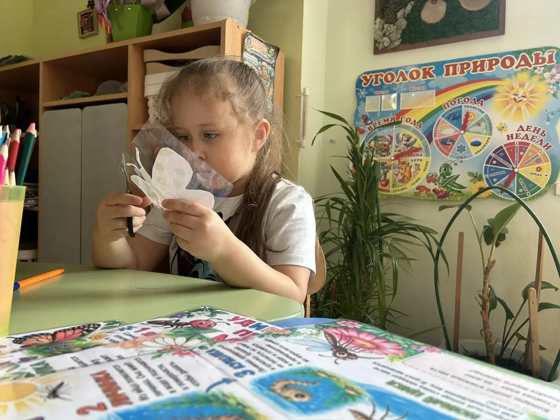 Как мы подружились с теми, кто ползает и жужжит 🐞🐝

Наконец-то в Новом Уренгое лето! ☀️ Тепло, сол