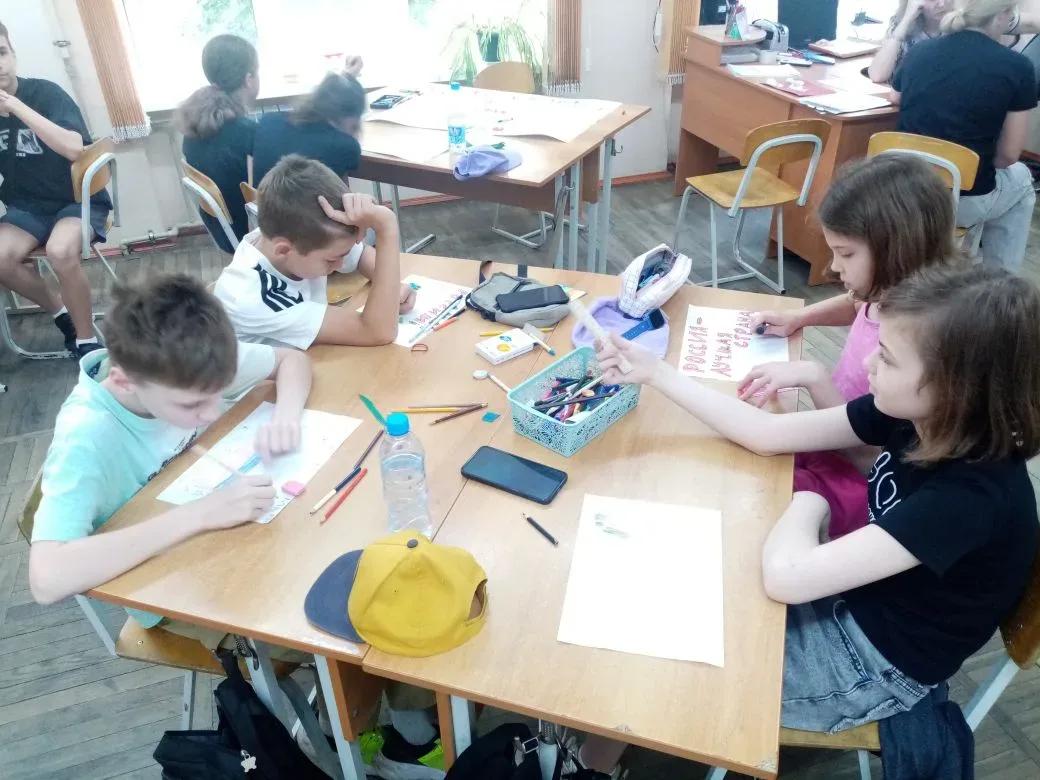 11.06 В лагере "Подсолнух" провели выставку рисунков и викторину ко Дню России. #МАОУлицейN4городКра