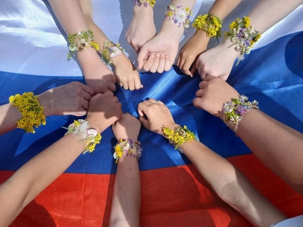 12 июньдә Россия көне билгеләп үтелә.

Әлеге көн – Россия Федерациясендә билгеләп үтелүче мөһим дәүл