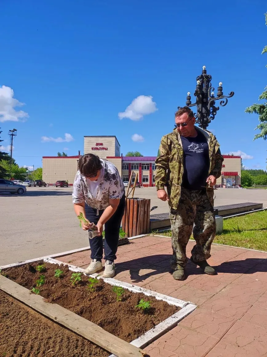 🌷🌷 Работники управления сельского хозяйства приняли участие в благоустройстве нашего поселка.

🌷�