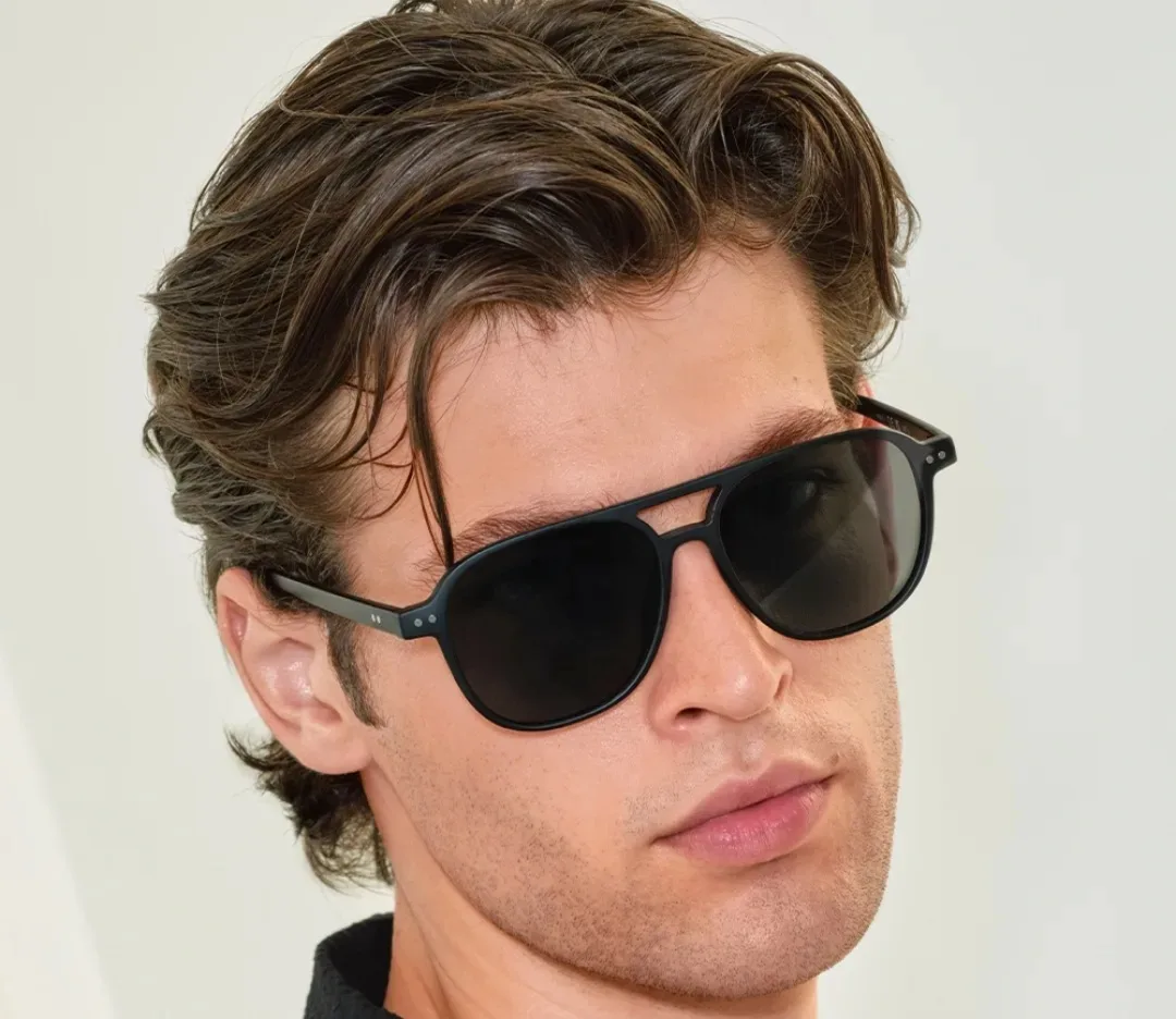 Один аксессуар — и образ собран 💼🕶️

Шорты на пляже или костюм в офисе?
Эти авиаторы подойдут ко в