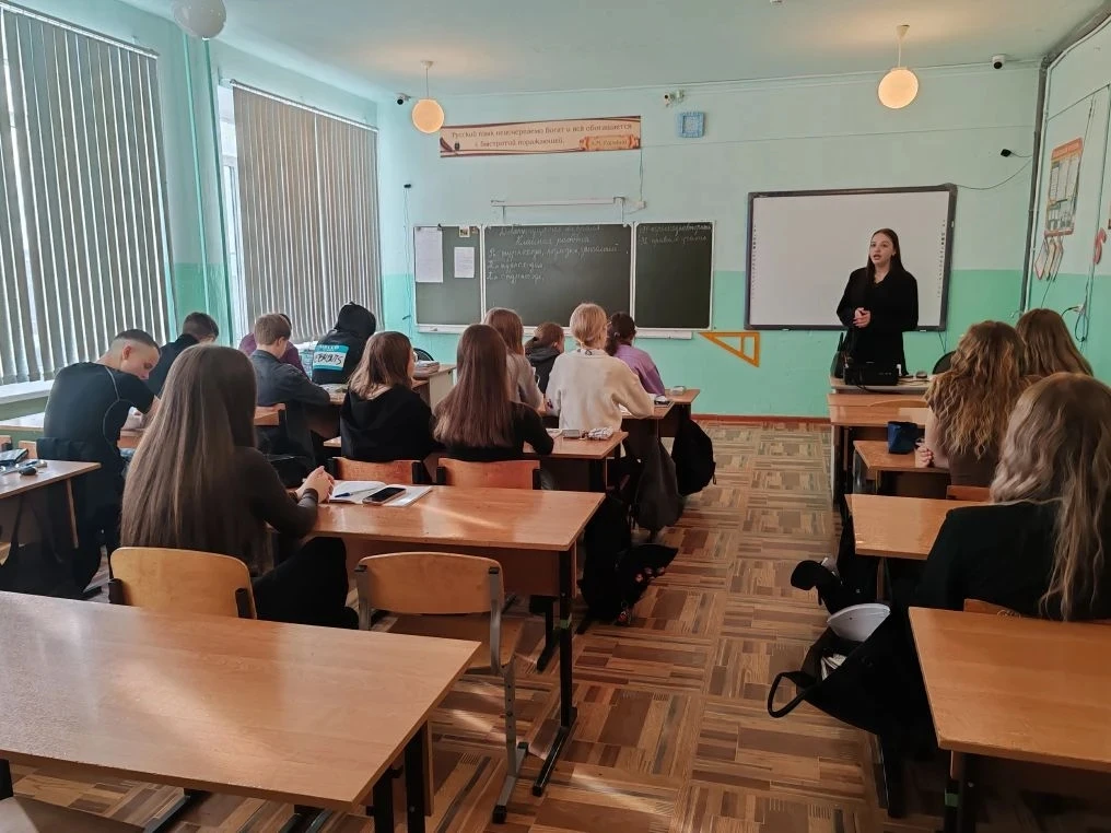 «А мы к вам с секретами успеха!» 🤫🎓

С апреля по май в школах Амурской области и Приморья проходил