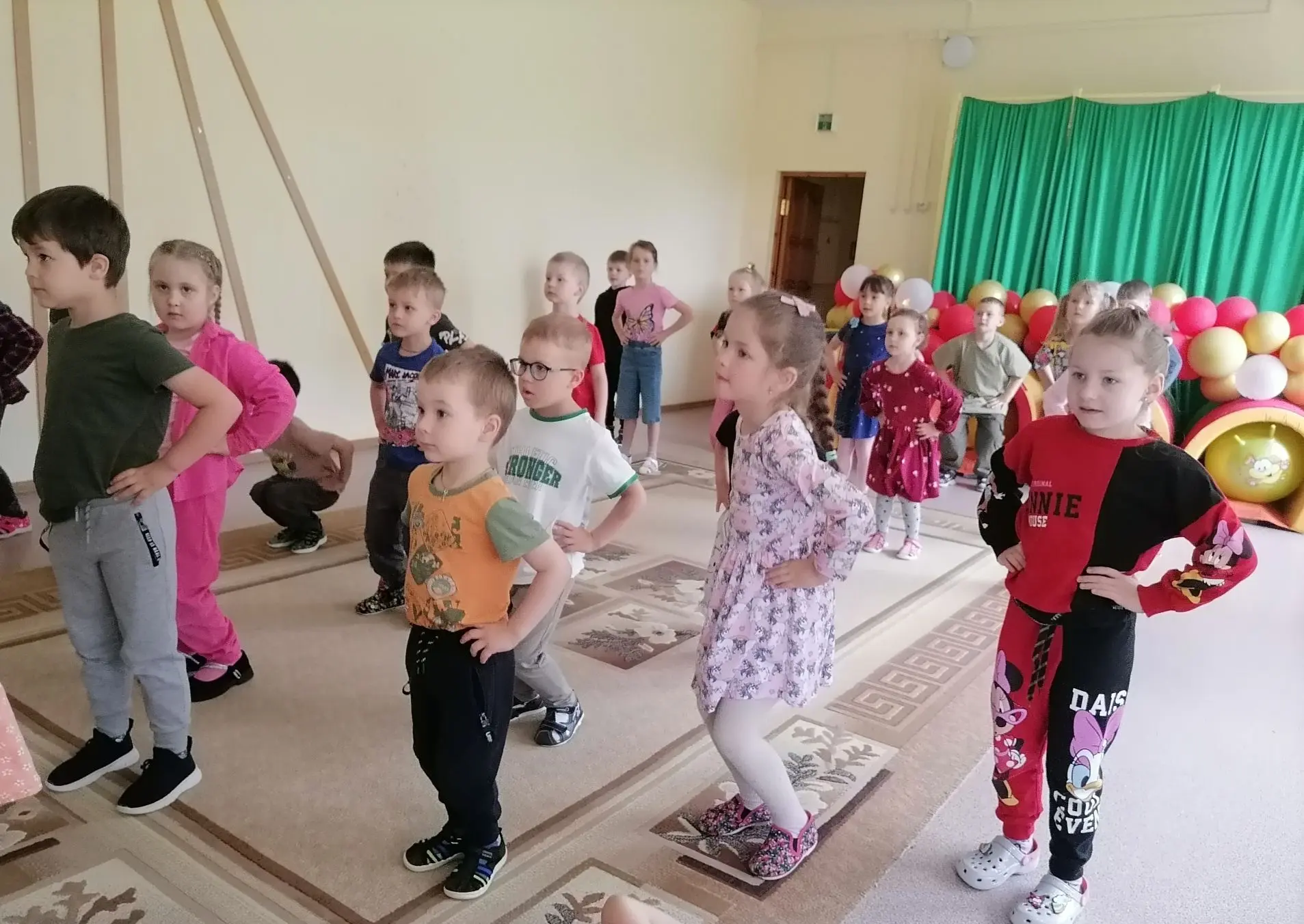 💥Утро начинается с весёлой зарядки!🎶🏃‍♀️

Всем зарядку делать надо,
Много пользы от неё,
А здоров