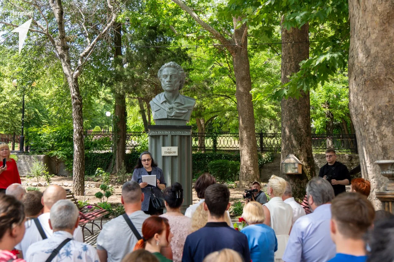 Нет, весь я не умру — душа в заветной лире
Мой прах переживет и тленья убежит —
И славен буду я, док