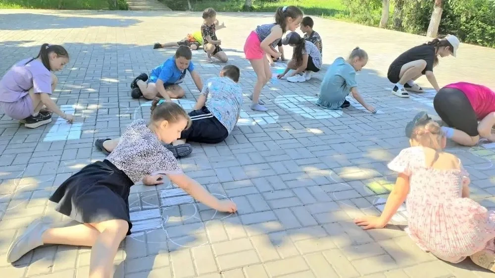9 день в пришкольном лагере "Казачок" МБОУ Камышевской СОШ был посвящен Дню России.

В лагере прошли