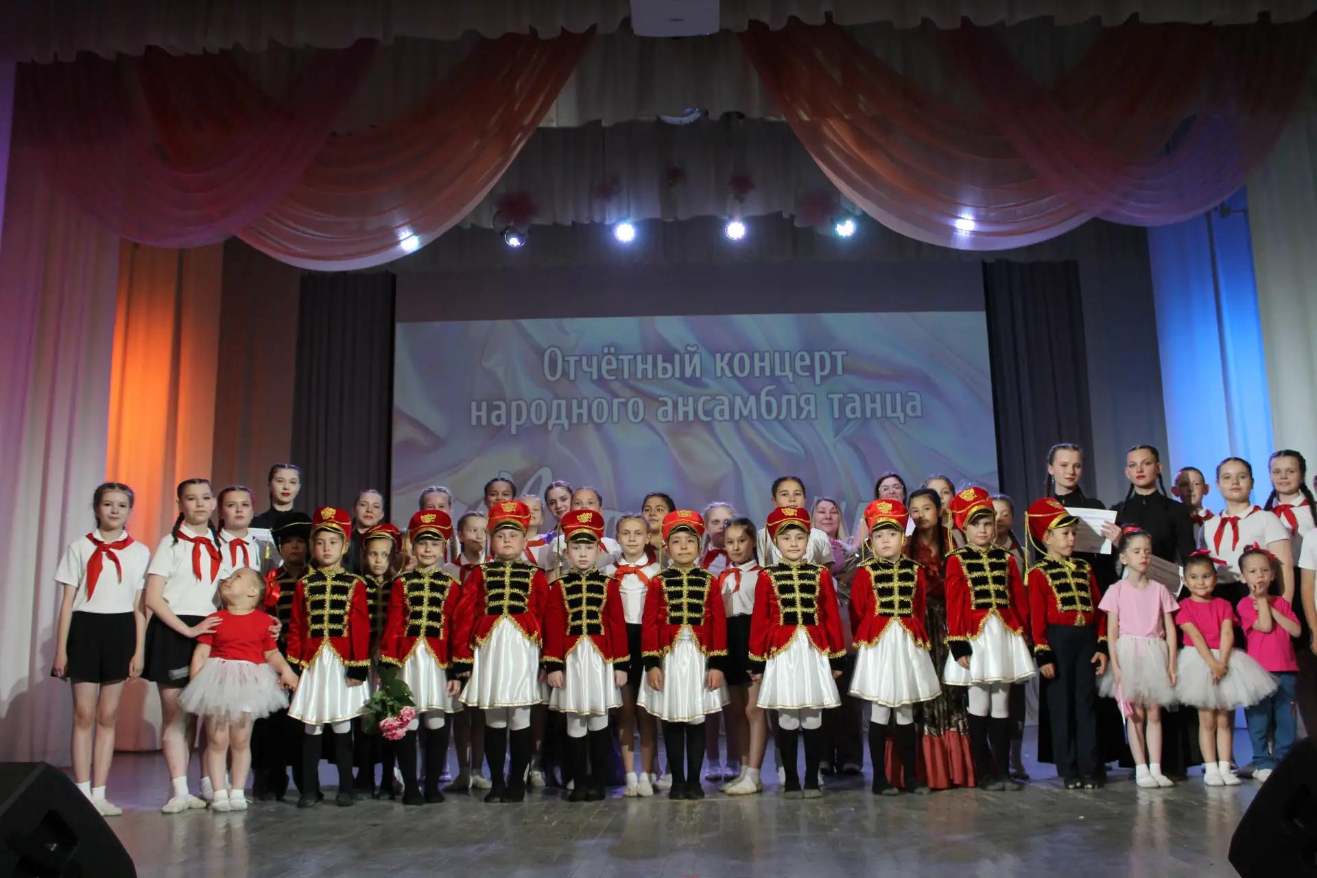 💃В зале не осталось свободных мест! Отчетный концерт народного ансамбля танца «Веселинки» состоялся