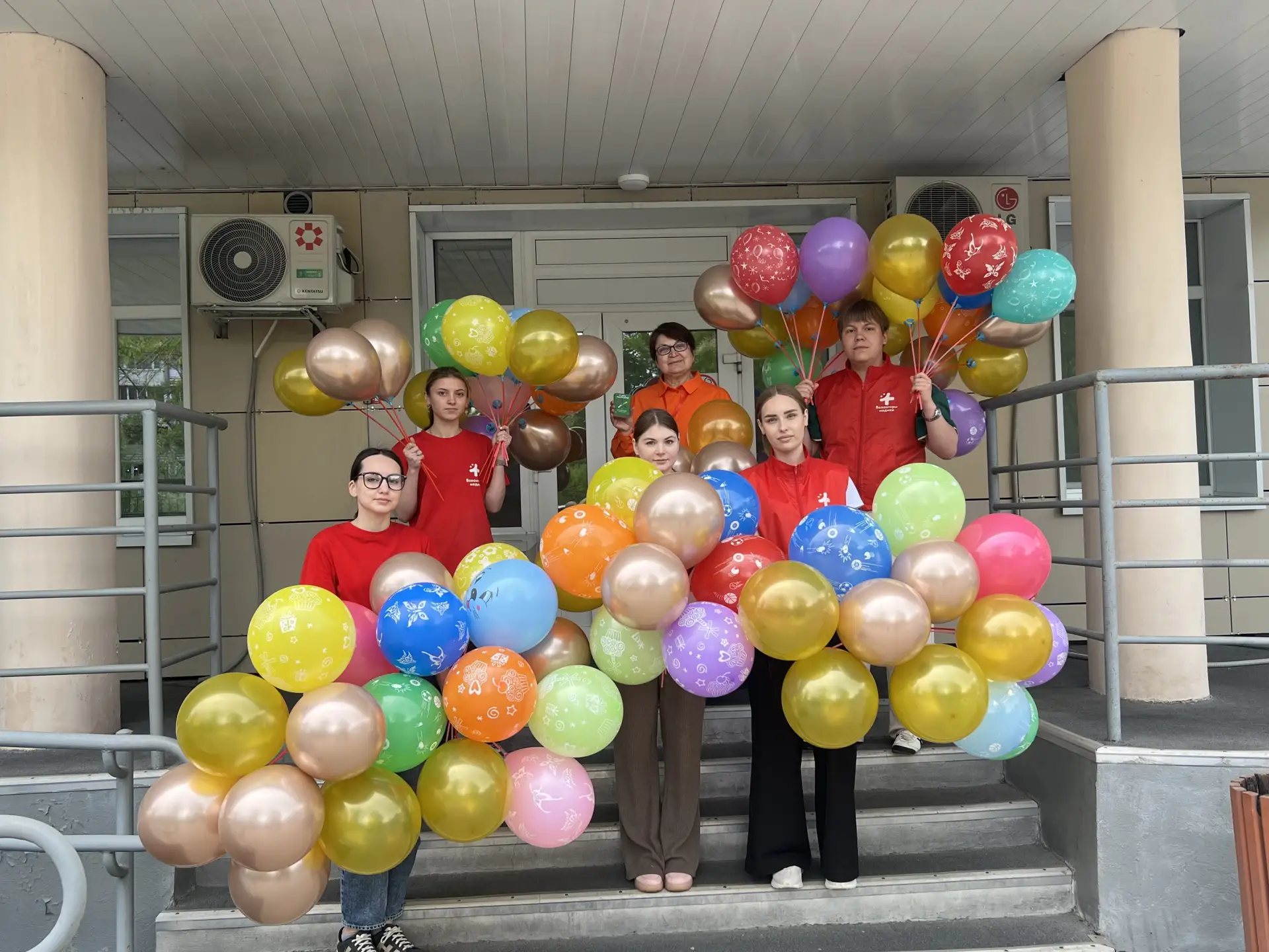 🎈 Дарить улыбки детям — добрая традиция

В Международный день защиты детей волонтеры-медики Биробид