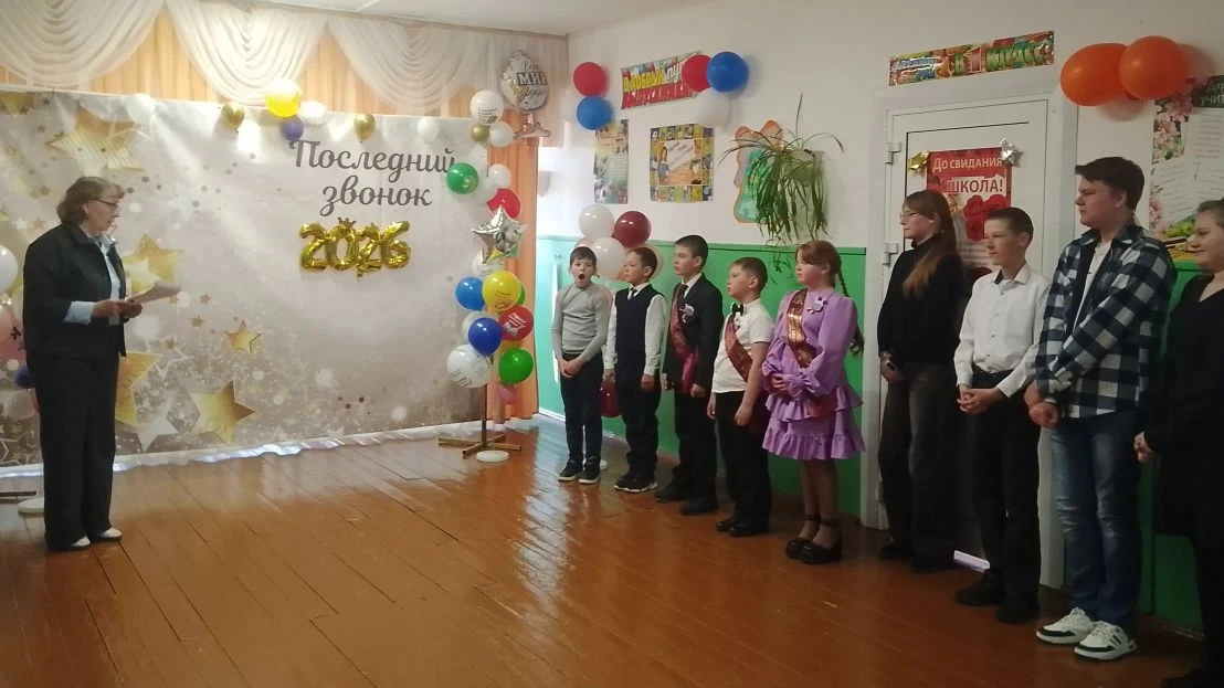 На итоговой линейке вручены грамоты 

На итоговой линейке, посвященной завершению учебного года, в т