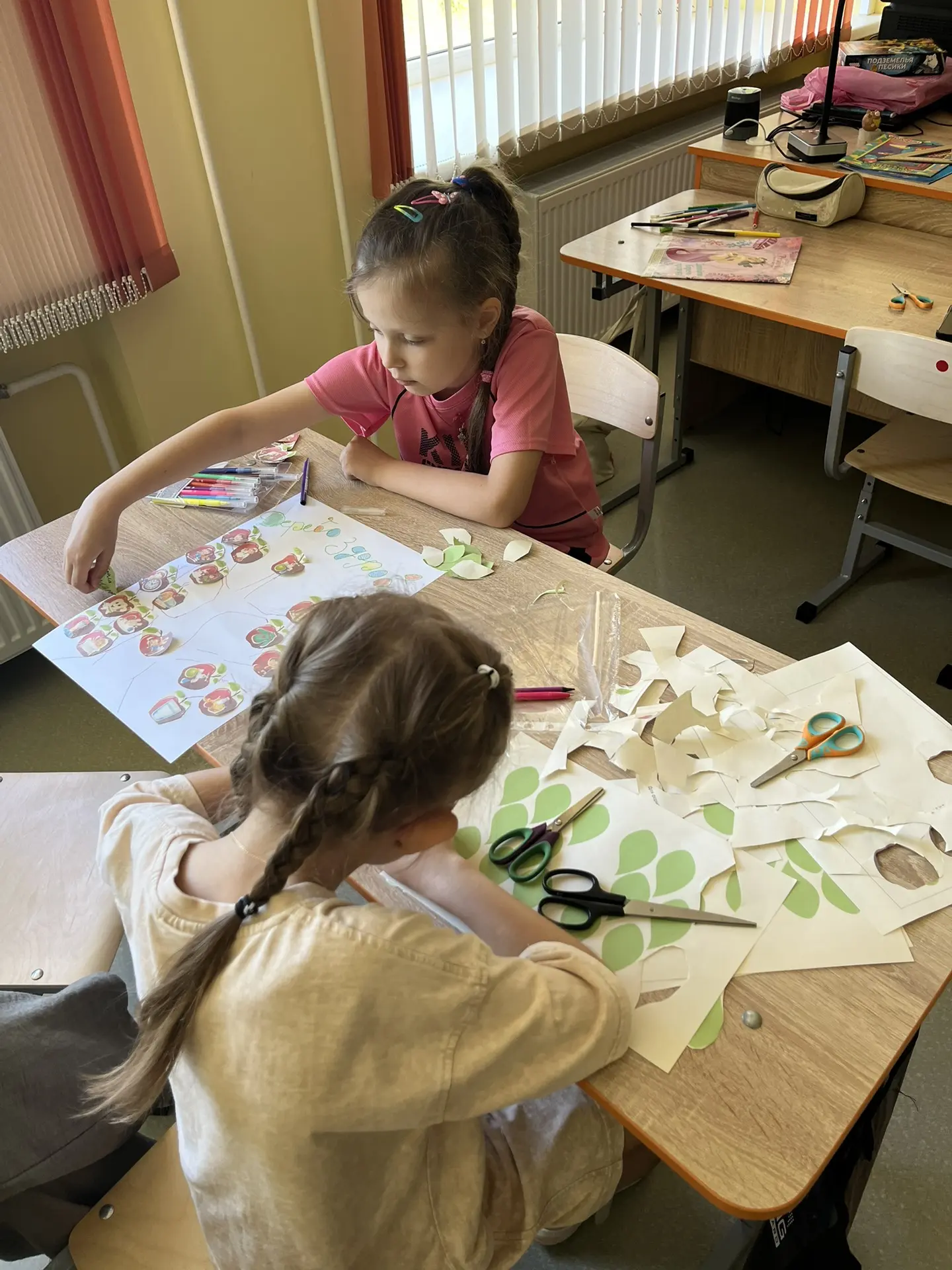 В школьном лагере «Улыбка» кипит творческая работа! Ребята создают большую аппликацию «Дерево здоров