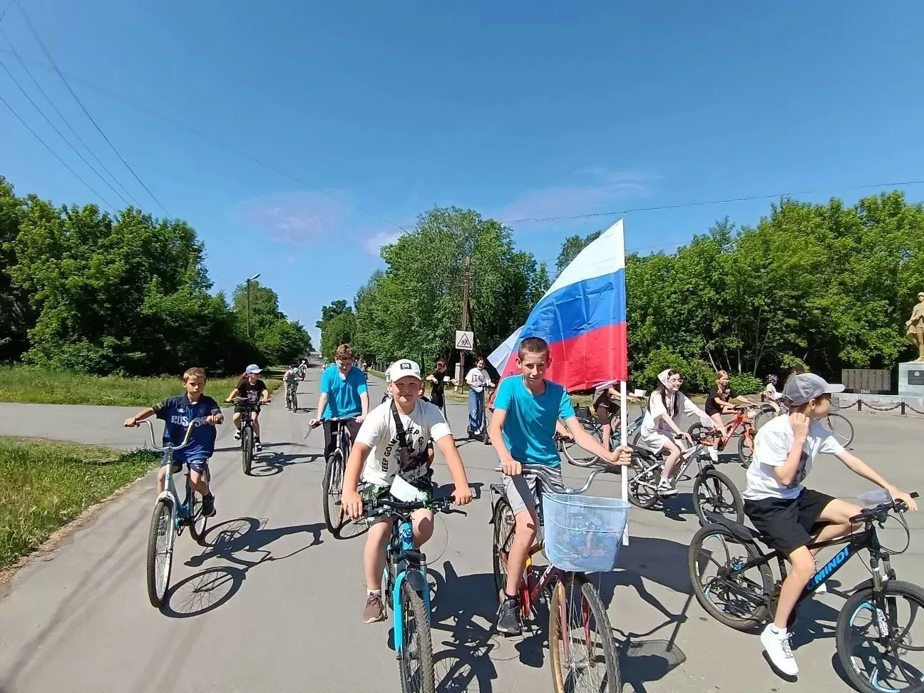 Сегодня наш школьный лагерь «Дружба без границ» был окрашен в цвета главного праздника нашей страны 