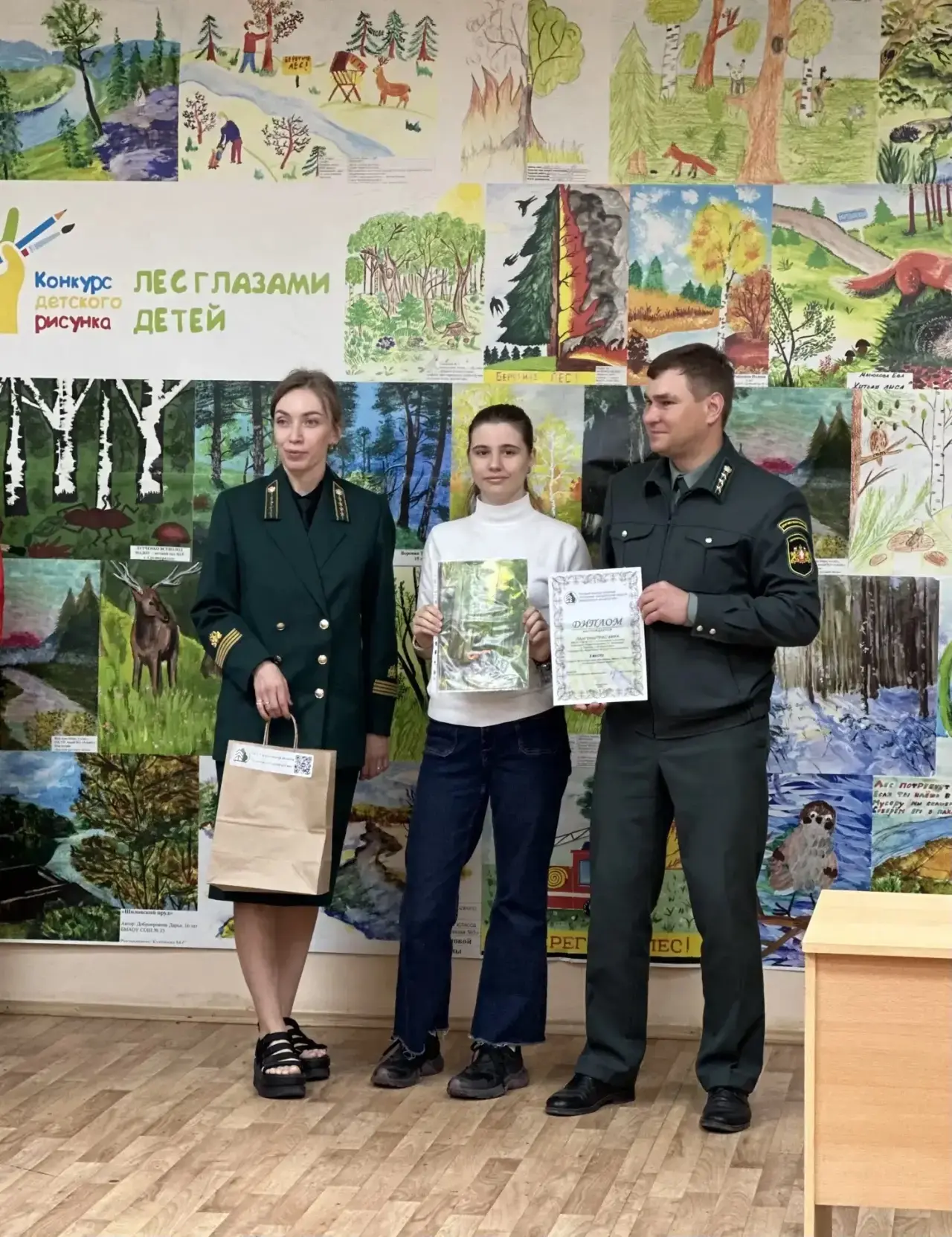 Лес глазами детей 🌲

🖼️ Учащиеся нашей школы под руководством учителя ИЗО и труда Н.А. Федерягиной
