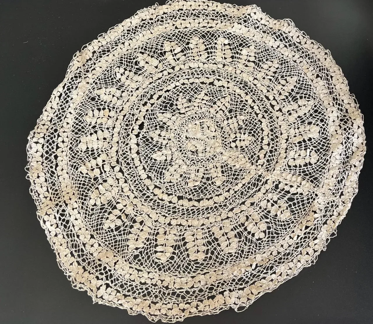 Почему вязаная салфетка по-английски называется doily?

Слово это произошло от имени реального челов