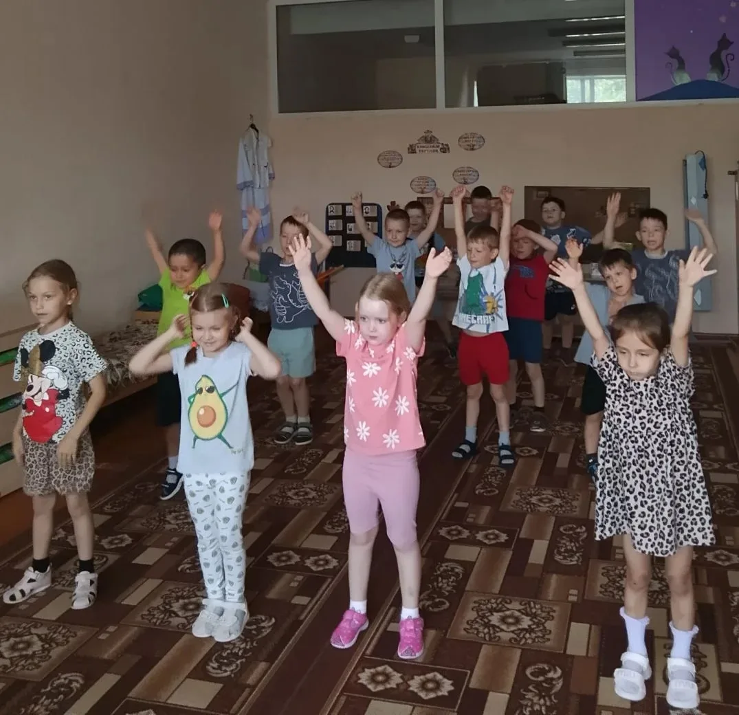 Танцуем, мы танцуем!        
  И любим танцевать!               
   И песенки простые,              