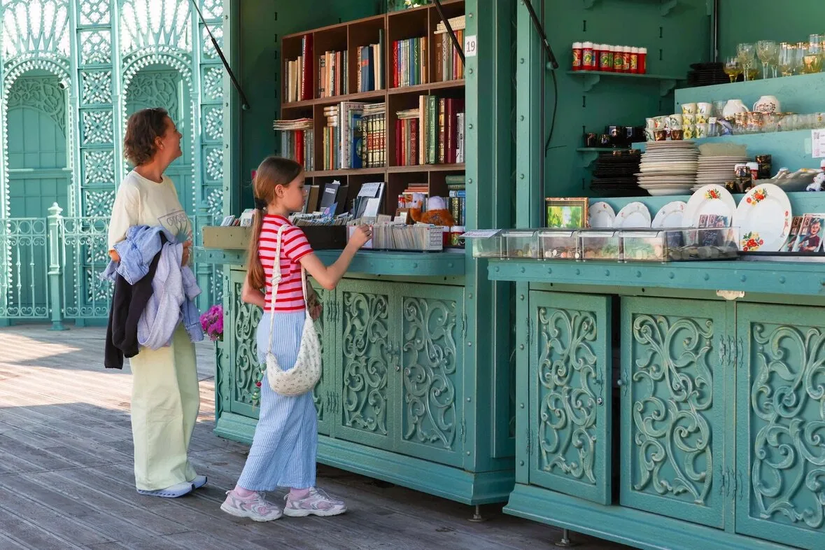 ☀️ Ценные книги советских времен: на Винтажном маркете в рамках проекта «Лето в Москве» открылись бу