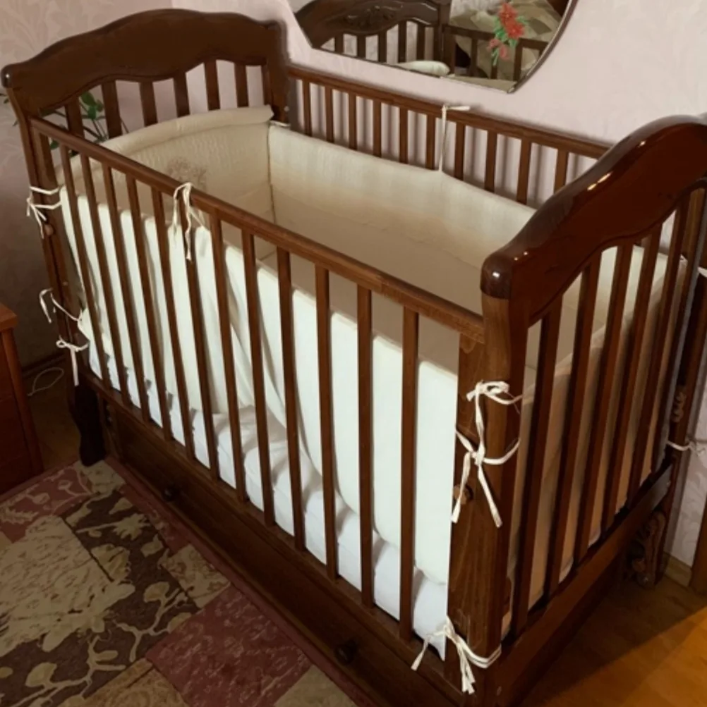 ПРОДАМ КРОВАТКУ с маятником 120/60 см. (Цена 3500 руб)
С подвесным маятником, качается. 
По функцион