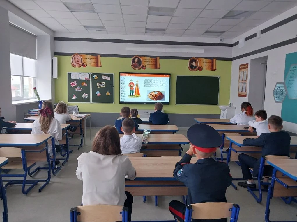 В рамках Дня дружбы народов Ульяновской области в 6 классе прошёл классный час "В дружбе народов - д