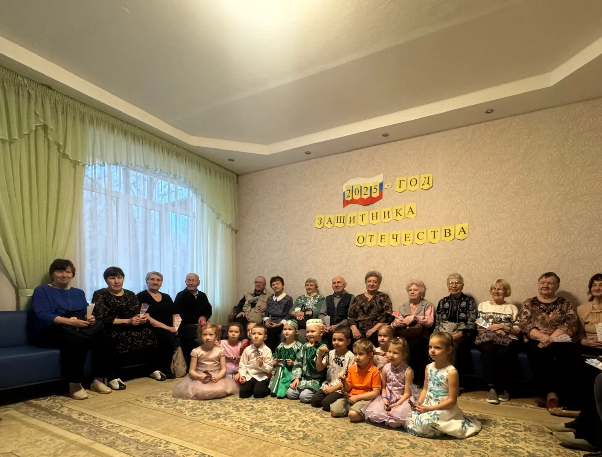 В преддверии самого тёплого праздника — Дня матери — наш волонтёрский отряд «Лучики Добра» отправилс