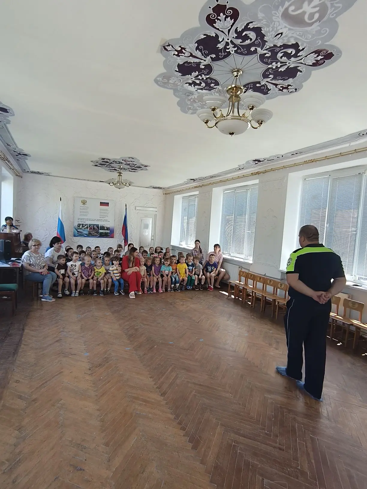 В ГБДОУ ЛНР "Краснолучский ясли-сад № 46 "Василек" , провёл профилактическую беседу с детьми о прави