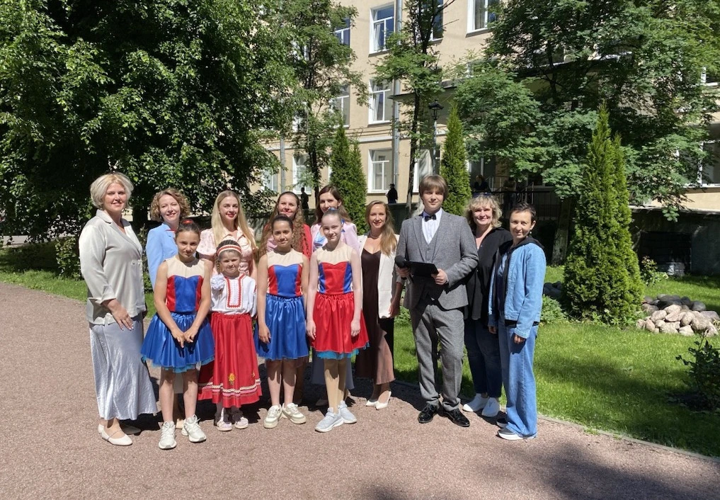 🇷🇺 С песней к нашим героям: артисты Красногвардейского центра культуры поздравили защитников нашей
