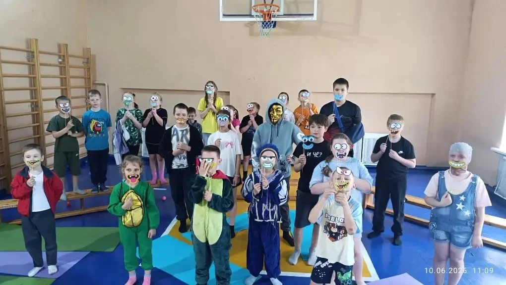 😄 Сегодня в лагере «Радуга» был настоящий хаос… в самом лучшем смысле слова! Потому что наступил Де